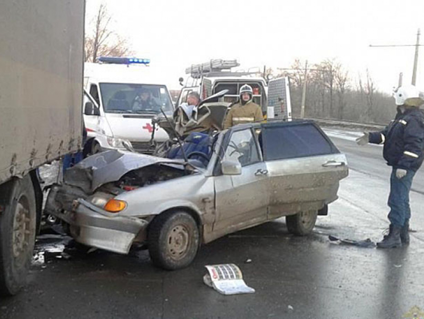 В аварии с фурой в Волжском погибла женщина