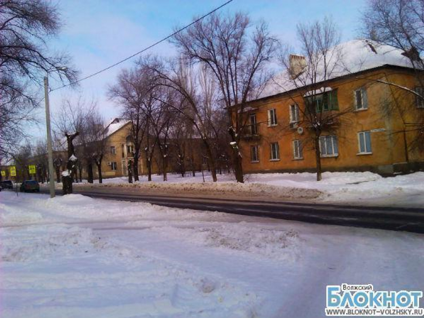 В старых кварталах Волжского избили и ограбили мужчину