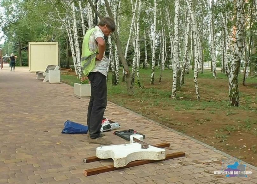 Полиция устанавливает личности разрушителей лавочки в сквере Волжского