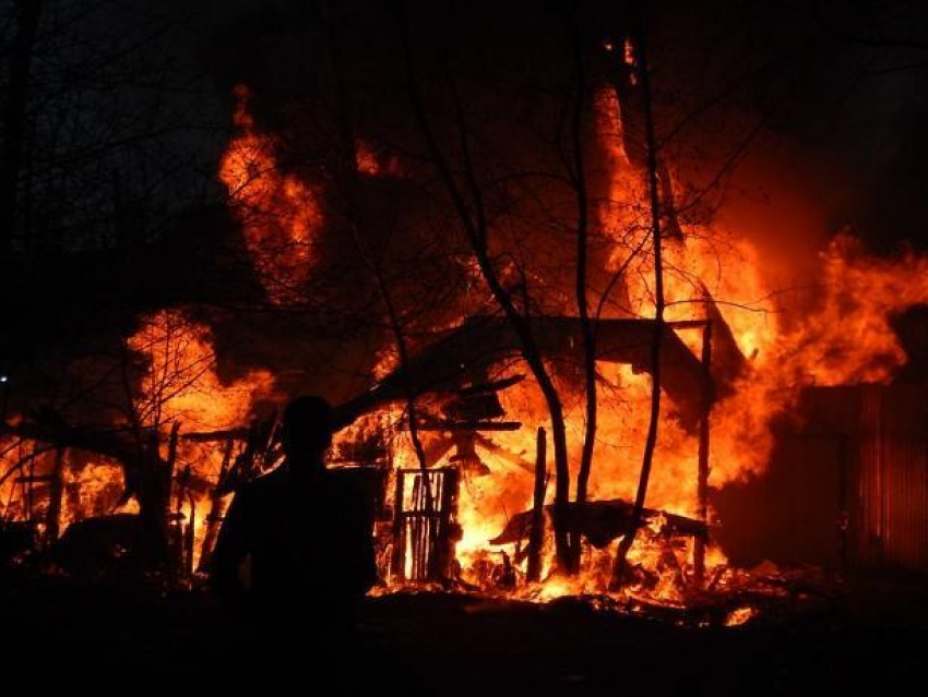 Устанавливается причина пожара с пострадавшим в Среднеахтубинском районе
