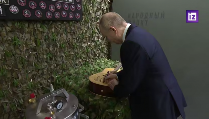 Владимир Путин оставил автограф на гитаре для волгоградского участника СВО с позывным «Директор»
