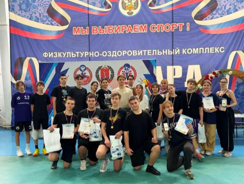Спортивный дух предновогоднего турнира: волейболисты школ Волжского сразились за призы «Штаба реальных дел»
