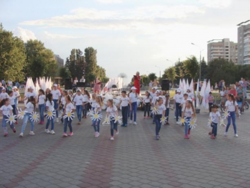 Волжане встретили запуск фонтана