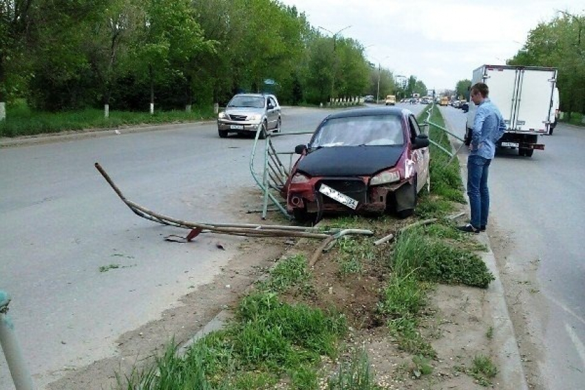 Волжанин на учебном авто снес несколько метров дорожного ограждения