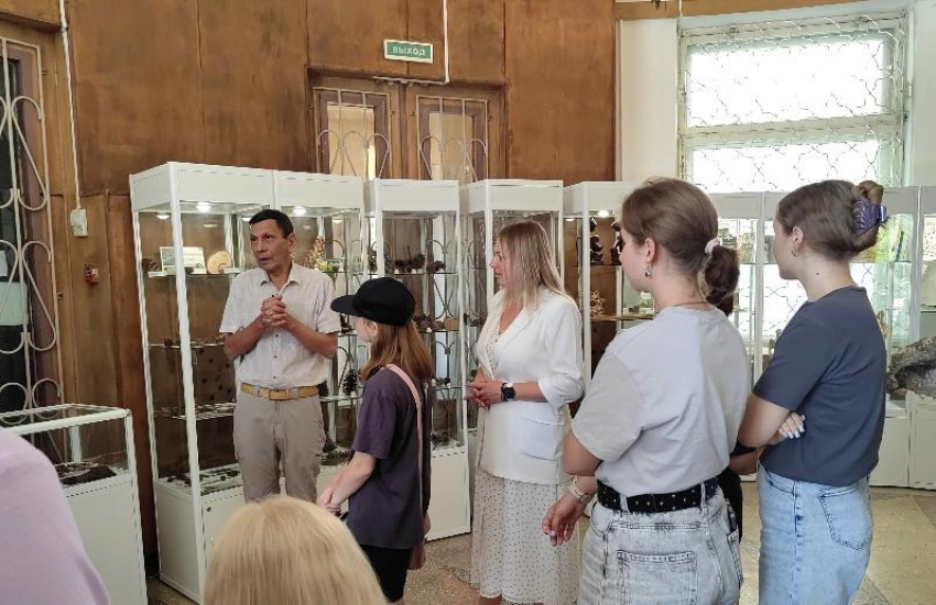 Шишки и марки: в Волжском открылась выставка первого ботанического музея 
