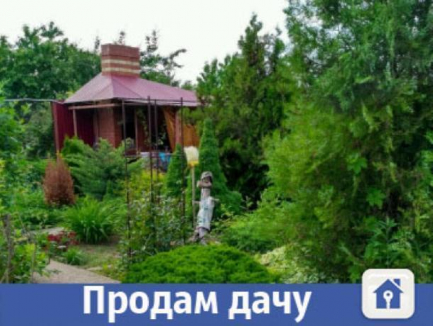 Прекрасный двухэтажный дом из красного кирпича продают в Волжском