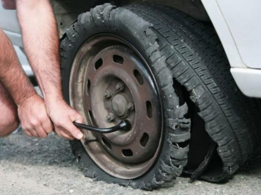 Взорвавшаяся шина грузовика покалечила пешехода в Волжском