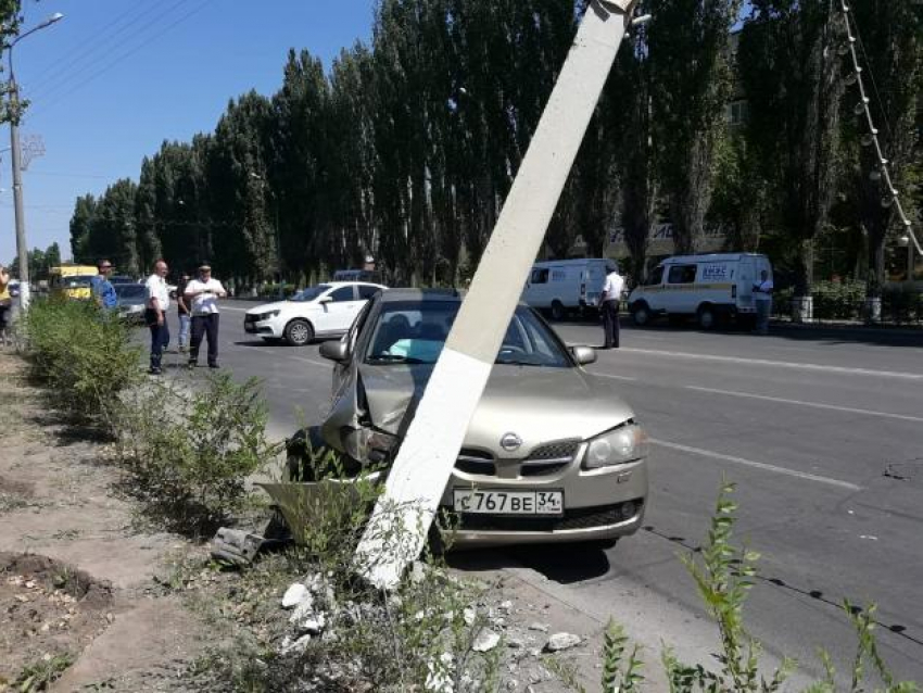 Девушка на иномарке снесла бетонный столб в Волжском