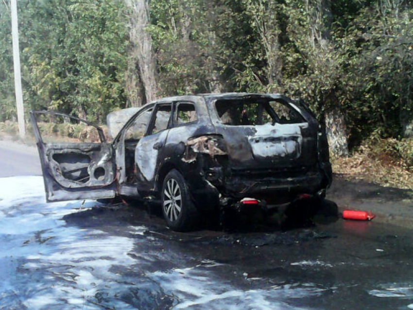 В Волжском по среди дороги загорелся автомобиль