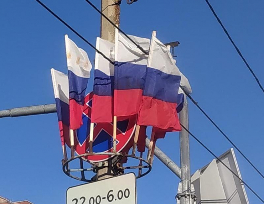 В Волжском патриотично завесили дорожный знак флагами России