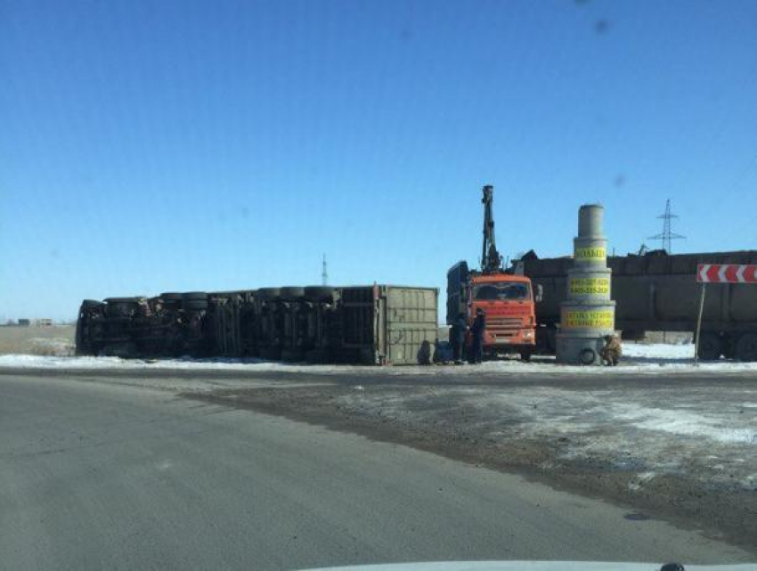 Огромная фура перевернулась в Волжском