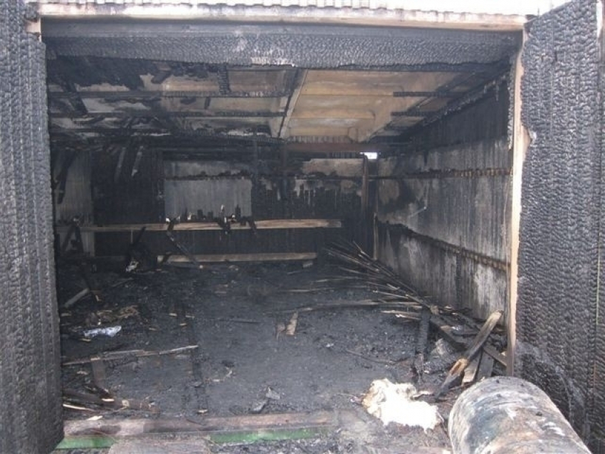 Двое волгоградцев едва не погибли при пожаре в гаражном кооперативе
