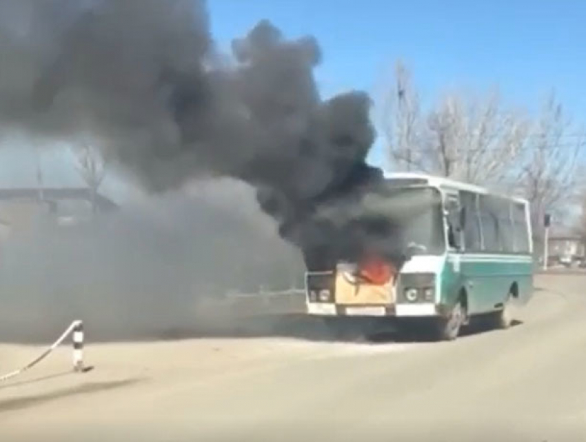 На улицах Волжского пылал автобус