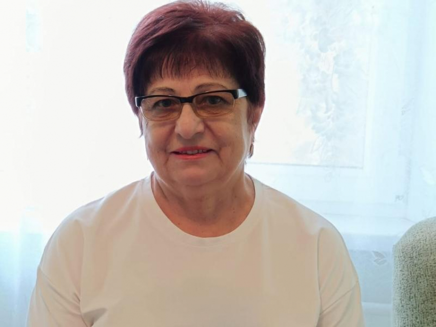 Смирнову Александру Васильевну поздравляет с 75-летием семья!
