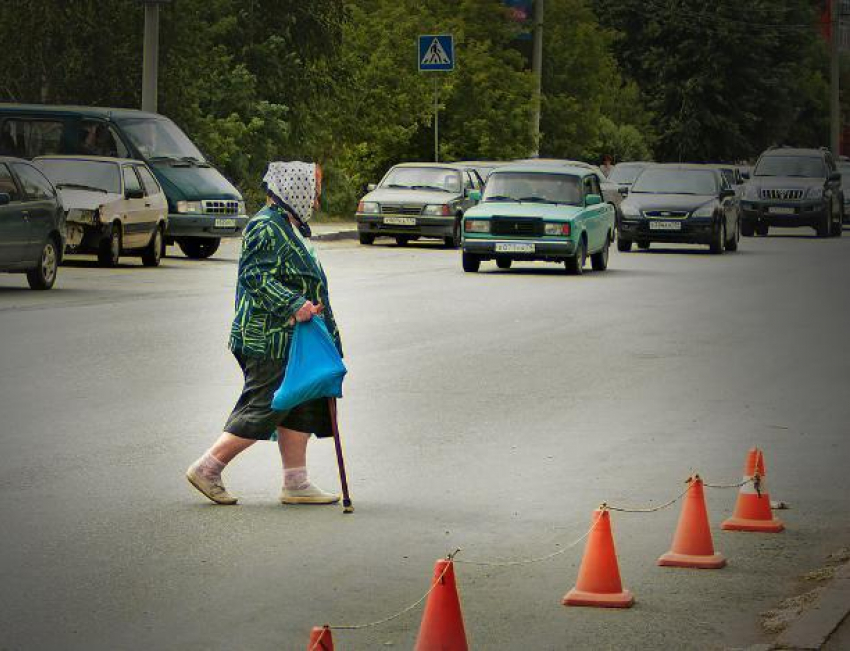 В Волжском водитель на «Рено» наехал на пенсионерку