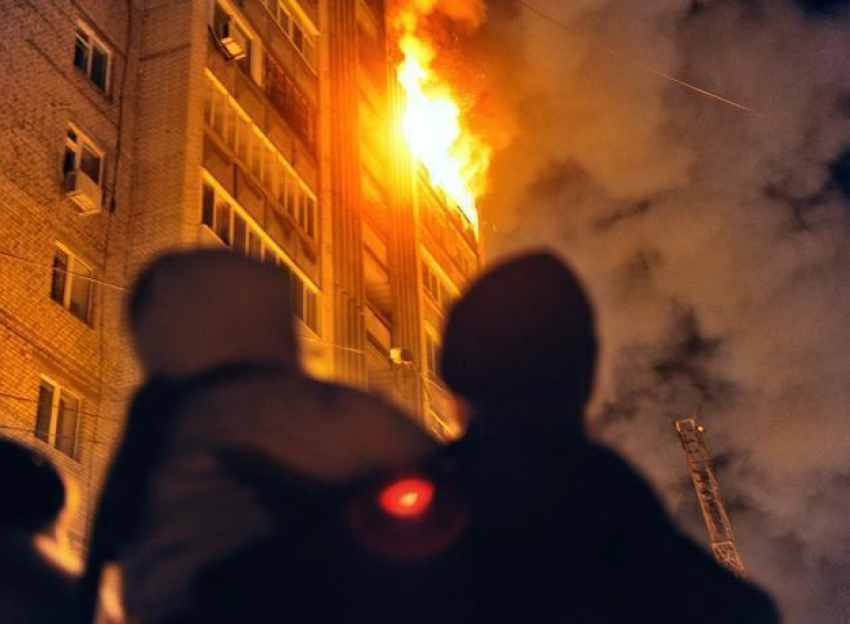 Девять человек эвакуировали из-за пожара в многоэтажке в Волжском