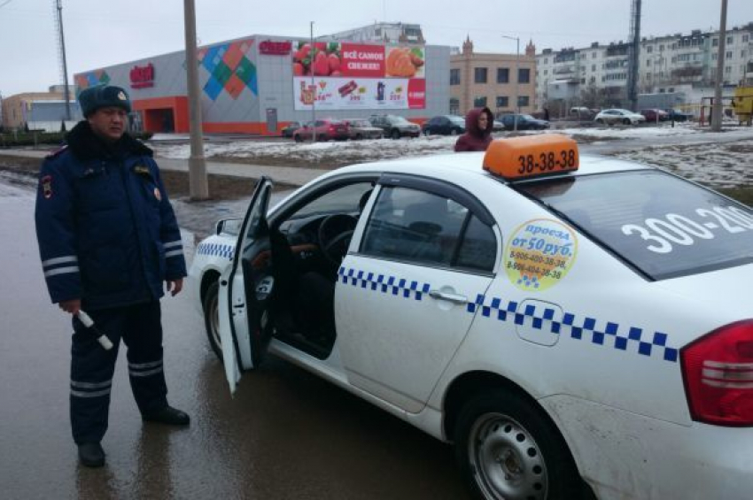 В Волжском прикрыли деятельность трех нелегальных такси 