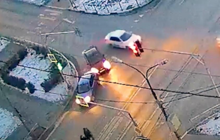Подвинул на повороте: авария на перекрестке попала на видео