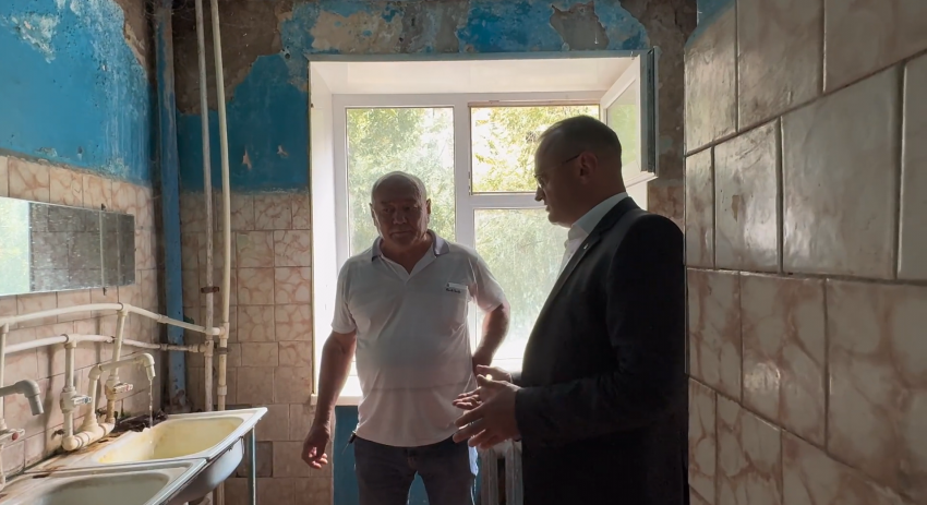 В Волжском власти приехали с проверкой в проблемное общежитие