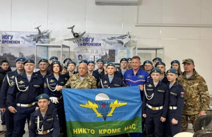 «Небо выбрал с детства»: трое братьев Прокопьевых и герой СВО вдохновили волжских семиклассников