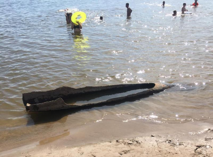 В воде на месте отдыха волжан торчит кусок трубы неизвестного происхождения