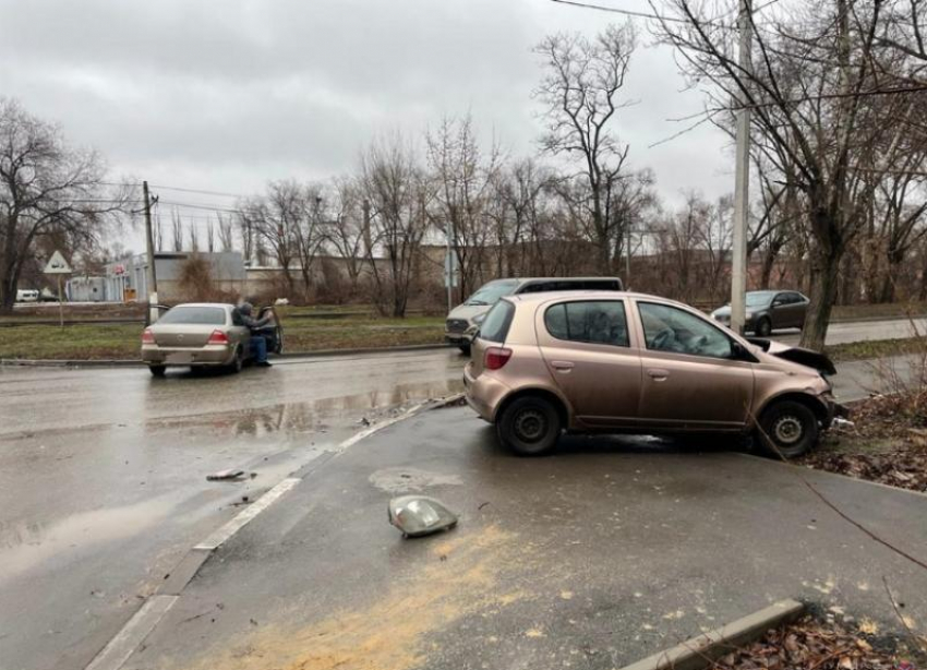 Водитель иномарки устроил ДТП в Волжском: пострадала автоледи