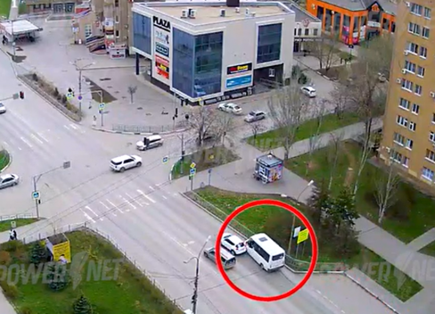 Маршрутка с пассажирами протаранила легковушку в Волжском: видео 