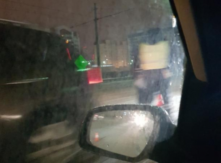 В Волжском под колесами автомобиля пострадали школьницы