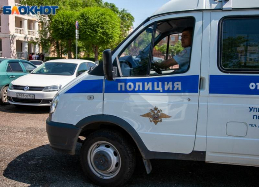 Пьяный мужчина с младенцем и ножом в руках устроил разбой в магазине в Волгограде