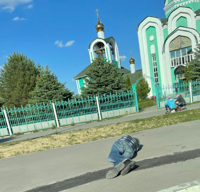 В Волжском мужчина потерял сознание напротив храма