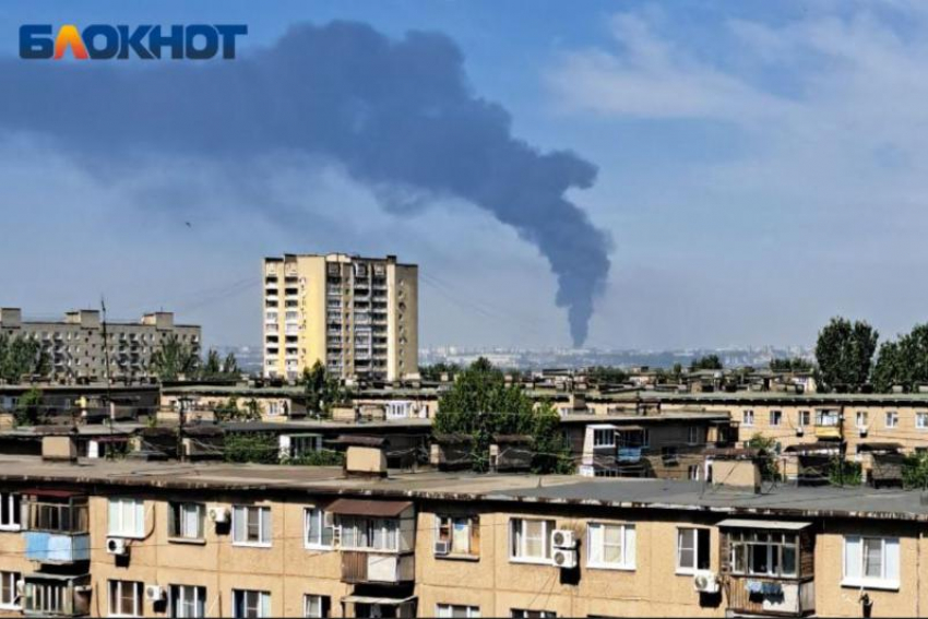 Столб дыма видно из всех уголков Волжского: большой пожар полыхает в городе-герое