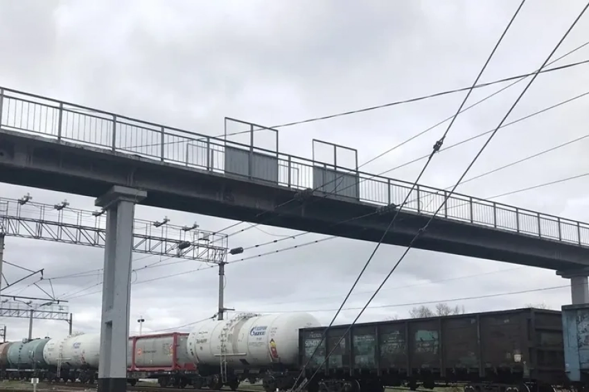 Отремонтировали пешеходный мост на станции «Волжский»