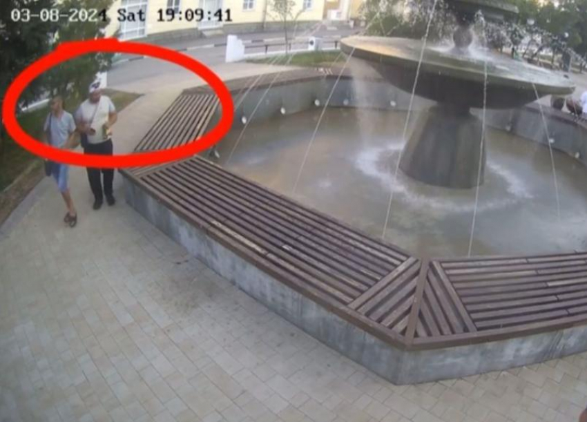 Залезли в фонтан и настраивали струи: в Волжском на видео сняли ломающих фонтан мужчин