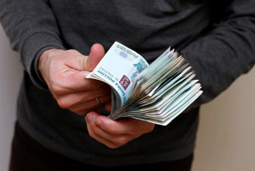 Почти 3,1 миллиона рублей задолжали своим сотрудникам предприятия Волжского