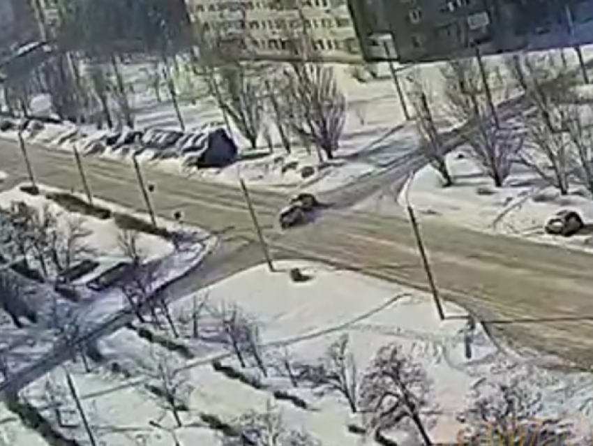 На маленьком перекрестке автомобилисты устроили аварию в Волжском