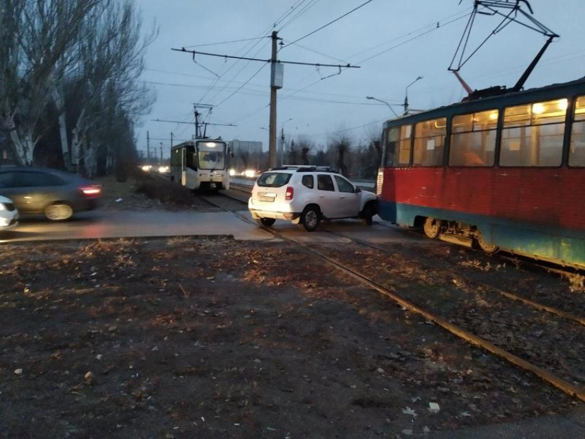 В Волжском кроссовер столкнулся с трамваем 