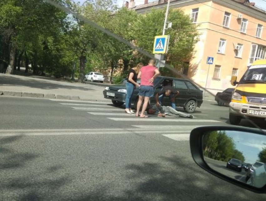 В Волжском на перекрестке лежит обездвиженный мужчина