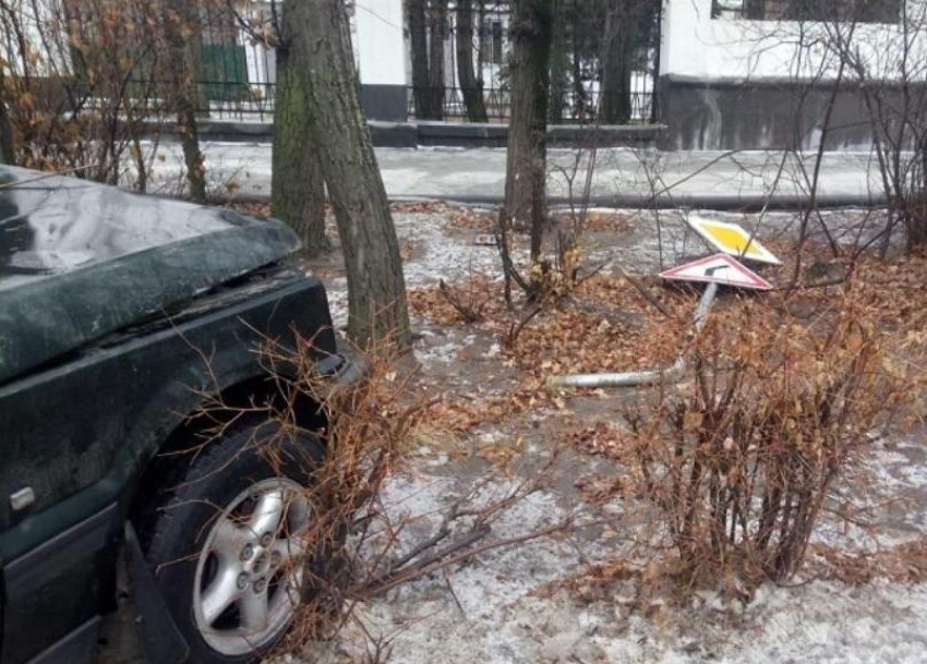 Волжанка за рулем Land Rover сбила дорожный знак и врезалась в дерево