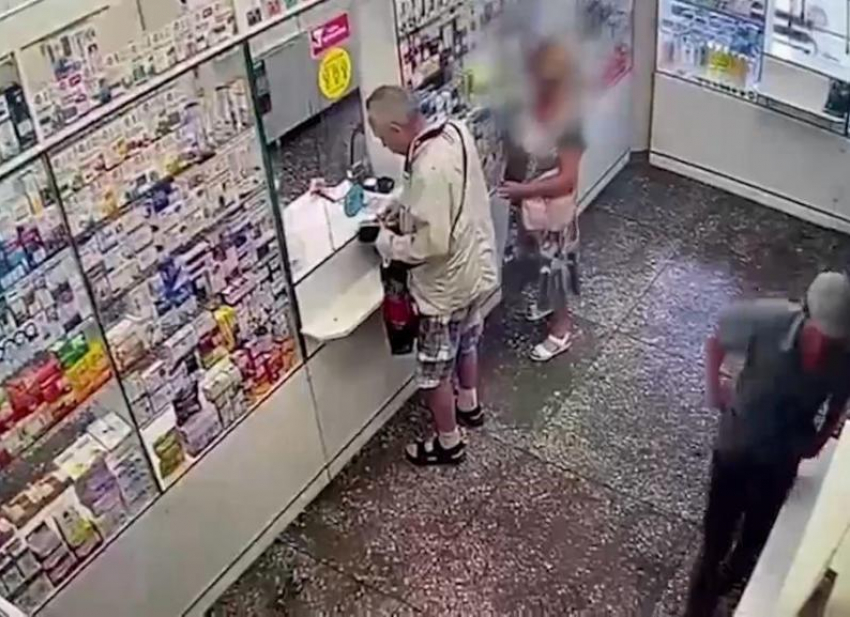 В Волжском грабеж в аптеке попал на видео