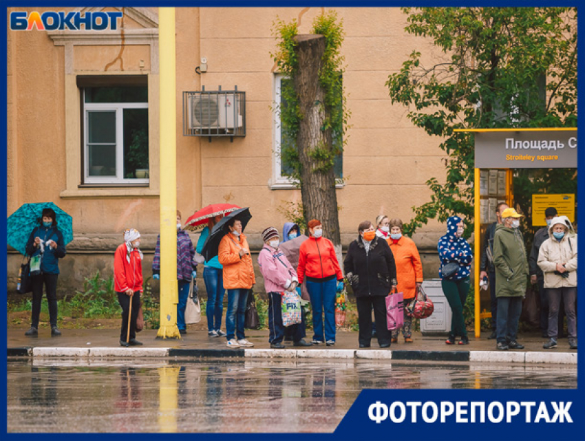 Волжане выходят на улицу, вооружившись перчатками и масками