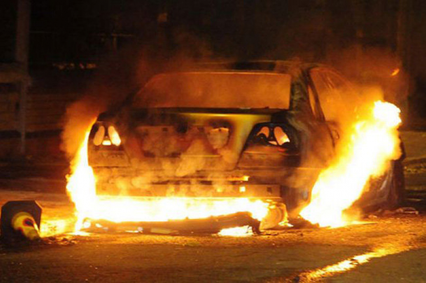 Китайский автомобиль Vortex сгорел на улицах Волжского