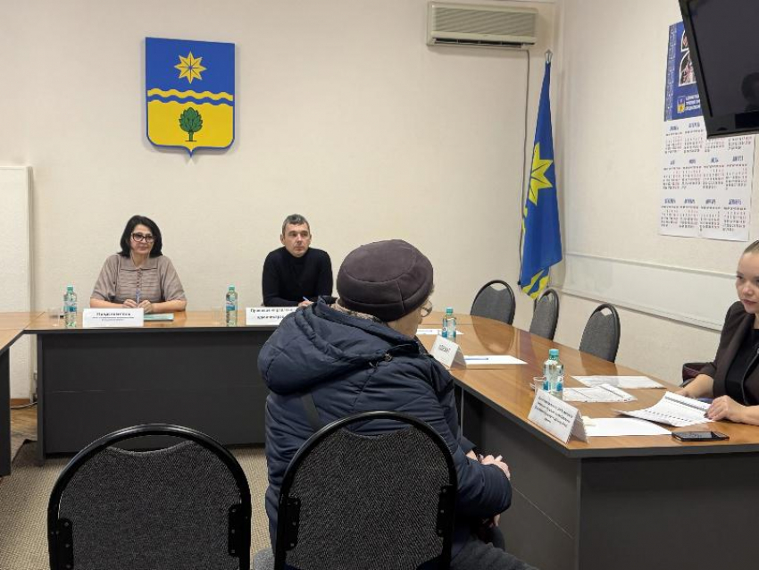 В Волжском на приеме у юристов пенсионерке помогли добиться выплат за награду погибшего сына-героя