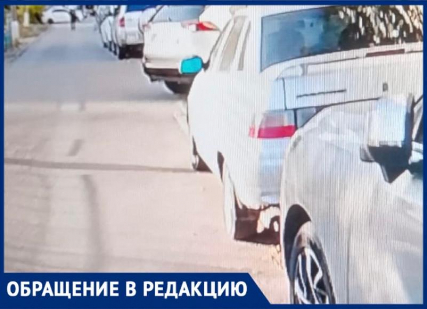 В Волжском из-за парковки на тротуарах женщина не может провезти ребенка инвалида на коляске