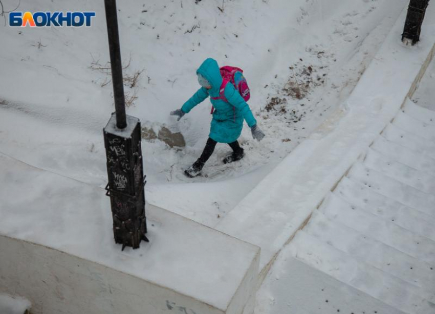 Зима пришла в город: в Волжском ждут снежную бурю