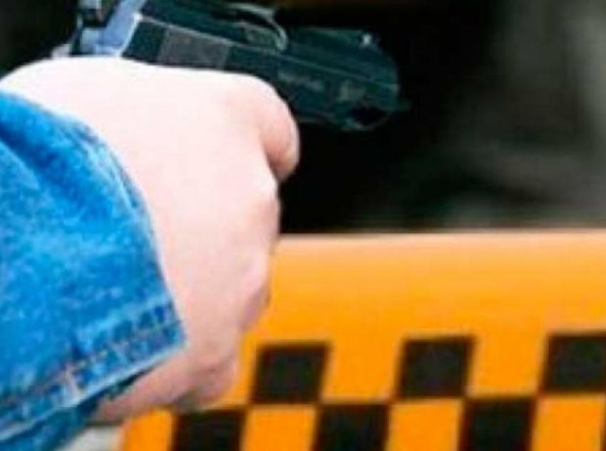 Пассажир душил таксиста и угрожал пистолетом и бритвой в Волгоградской области