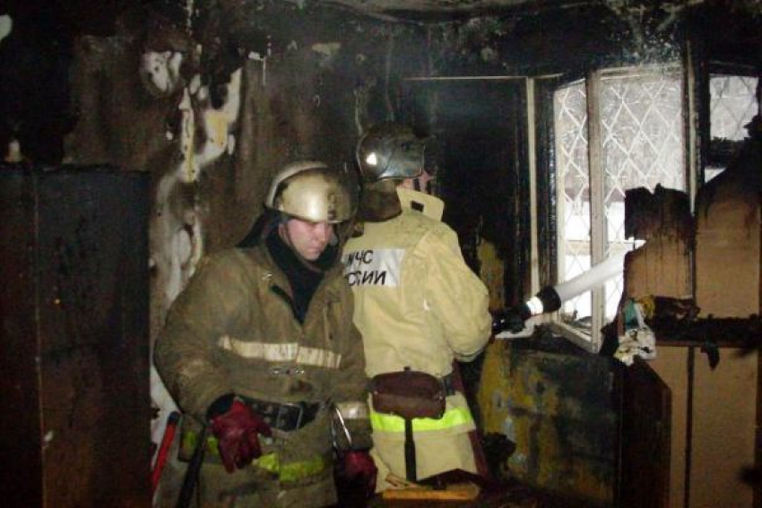 При пожаре на севере Волгограда найдена пенсионерка с перерезанным горлом
