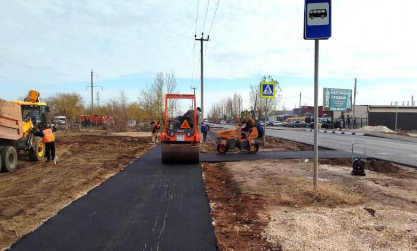 В Волжском обновили дорогу на улице Паромной - остались последние штрихи