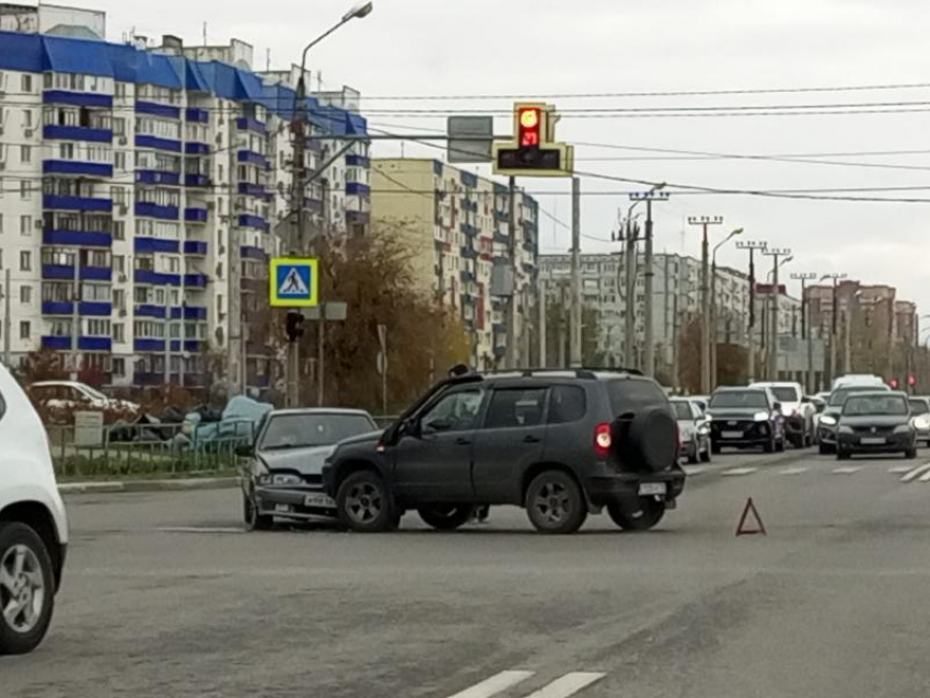 «Удар, сигналы, мат»: жесткая авария на перекрестке в Волжском попала на видео
