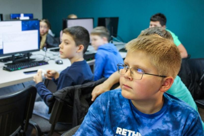 В Волжском пригласили детей в международную Компьютерную академию