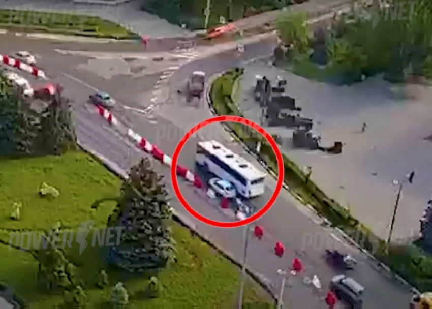 Автобус и легковушка столкнулись на перекрытой дороге в центре Волжского: ДТП попало на видео